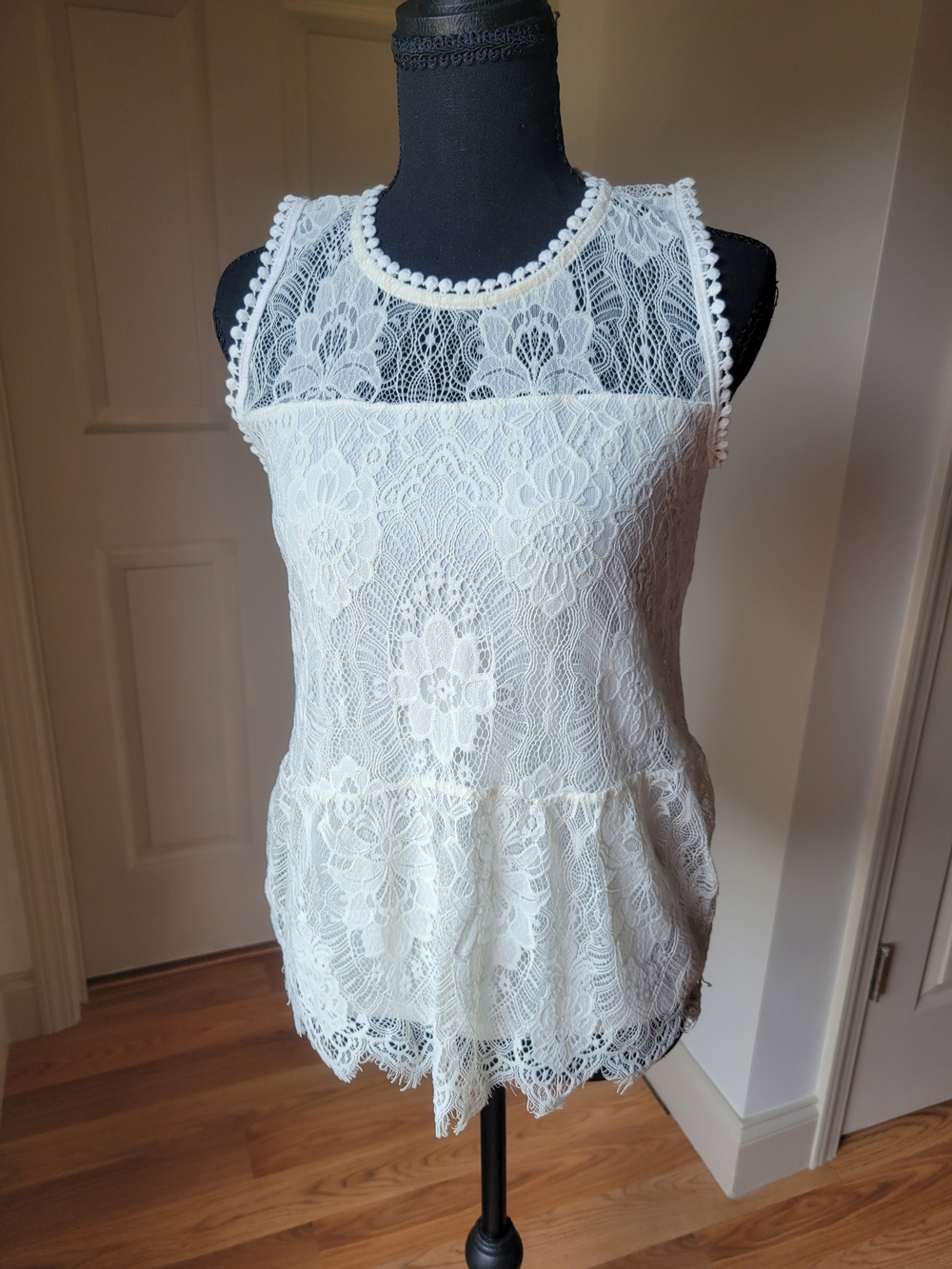 Paper + Tee Ivory Lace Sleeveless Peplum Top Blouse Pom Pom Trim Size M